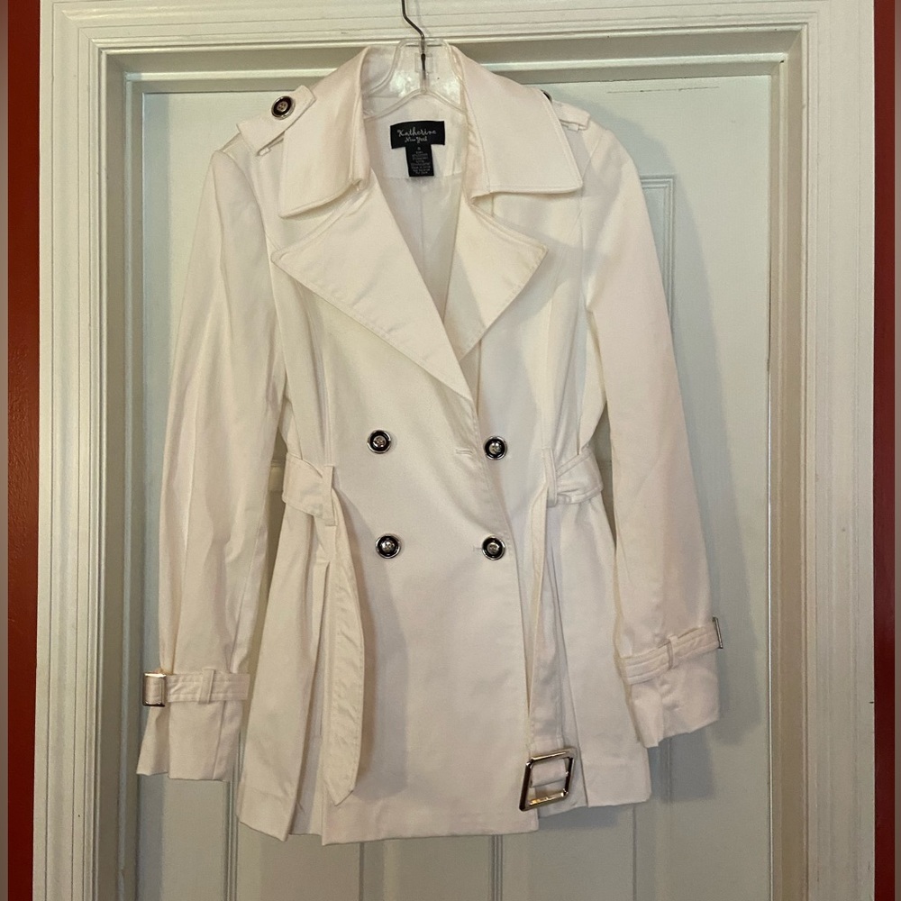 White trench with buckle tie